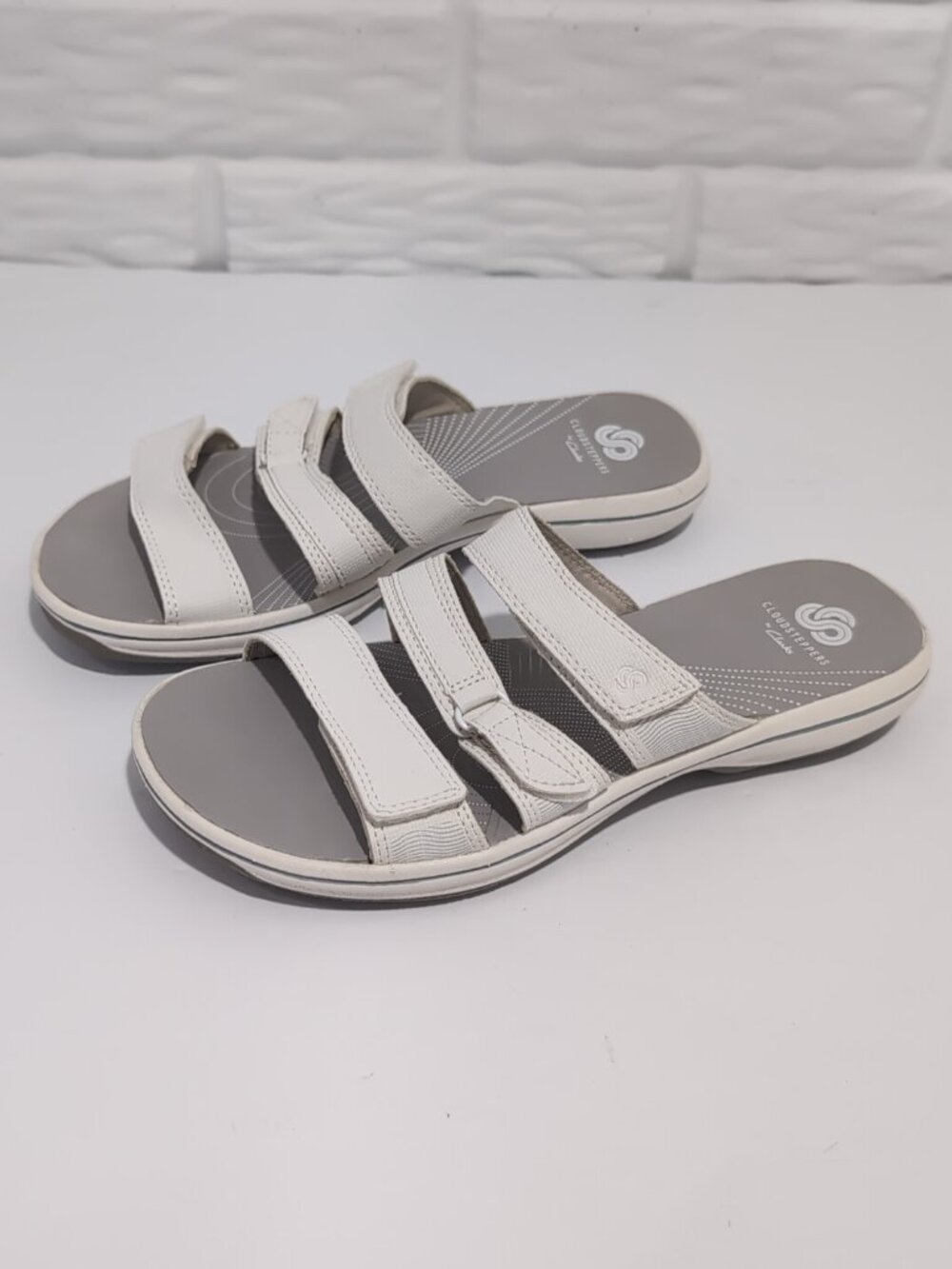 Clarks Cloudsteppers Women's Adjustable Sandals Shoes White Sunmaze Coast Sz 7